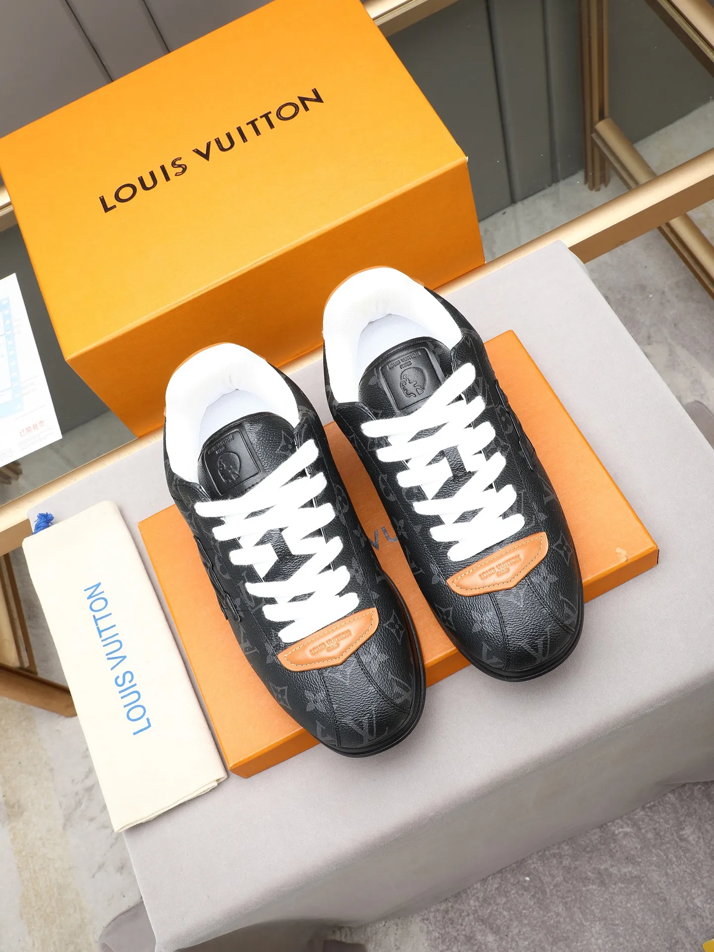 PP560 LV Louis Vuitton L Jialu Brand Runner Tatic Series Thick-soled Casual Sports Shoes Running Shoes Original purchase, development and production This LV Runner Tatic sports shoe combines technical materials such as mesh fabric and ribbons to interpret the inspiration of traditional mountaineering shoes. LV letters are written on one side, the lariat buckle of the quick lacing system is embellished with Monogram flowers and Louis Vuitton logos, and the light and wear-resistant rubber outsole completes the whole. ▪️Fabric: Original imported cowhide + mesh ▪️Inner lining: Original customized breathable mesh ▪️Sole: Original open-molded anti-slip rubber combination material ▪️Size: Men's 38-44 (customized for 45 and 46)